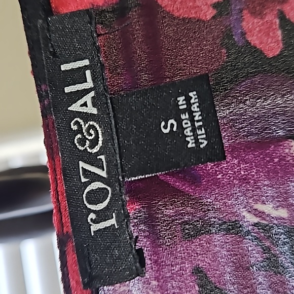 Beautiful Floral Pullover Top with Keyhole Neckline - Picture 5 of 8